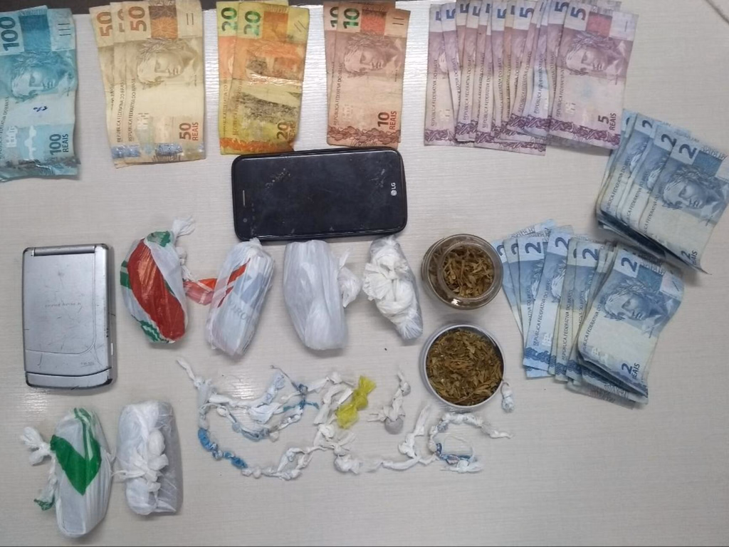 Brigada prende traficante e apreende crack e maconha