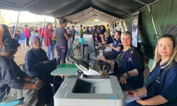 Carros alegóricos continuam na avenida atrapalhando o trânsito