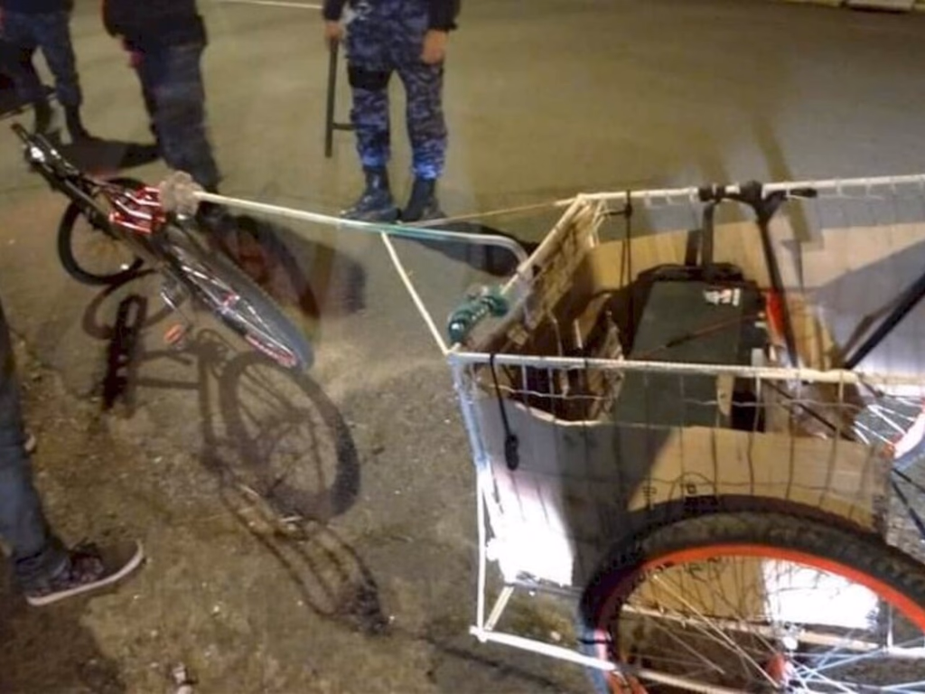 Ciclista importuna moradores com som alto