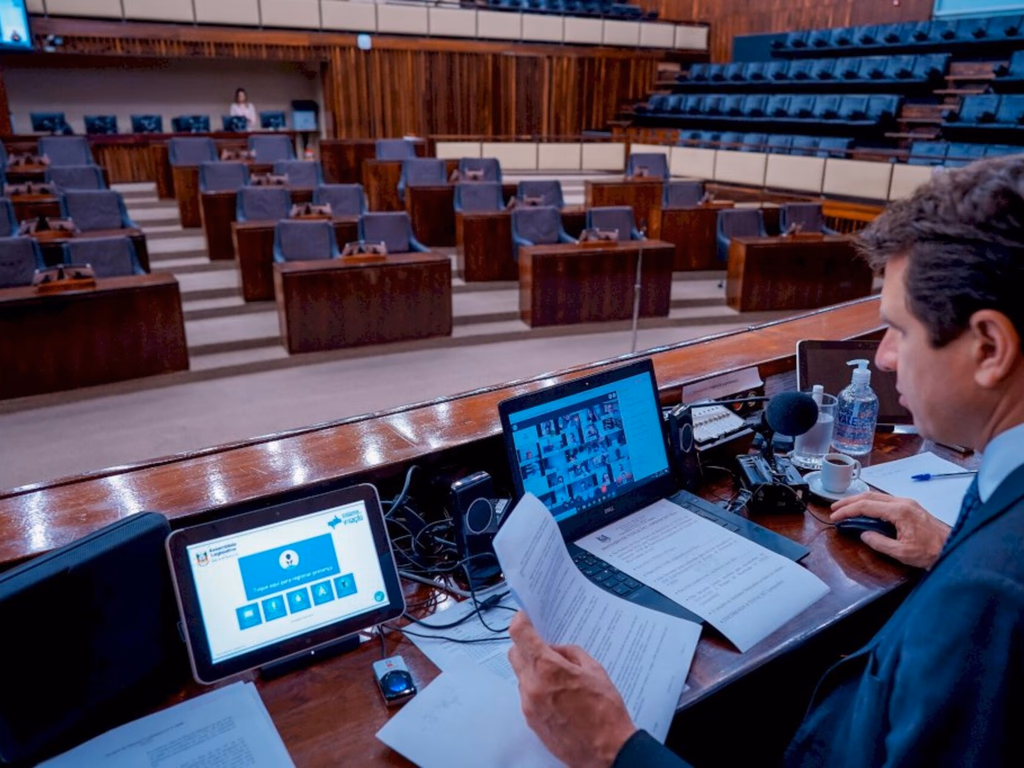 Deputados realizam primeira sessão virtual da AL