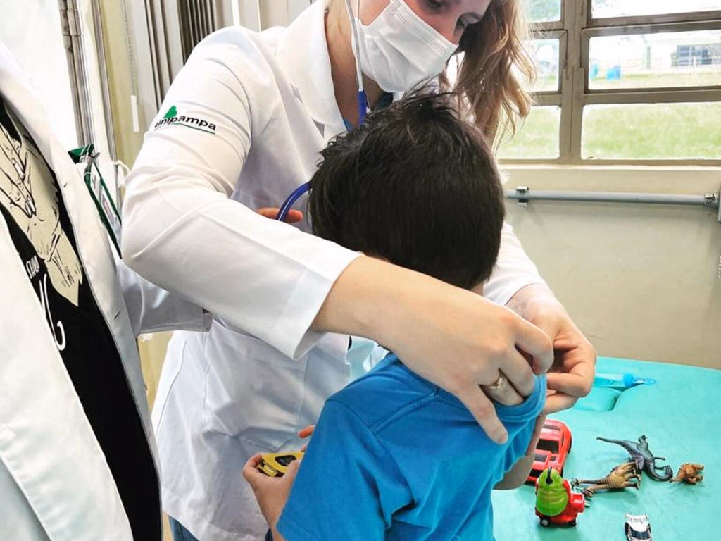 Curso de fisioterapia realiza atendimento com crianças