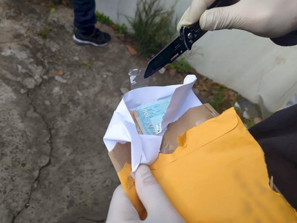 Mulher é presa após receber dinheiro falso via Correios