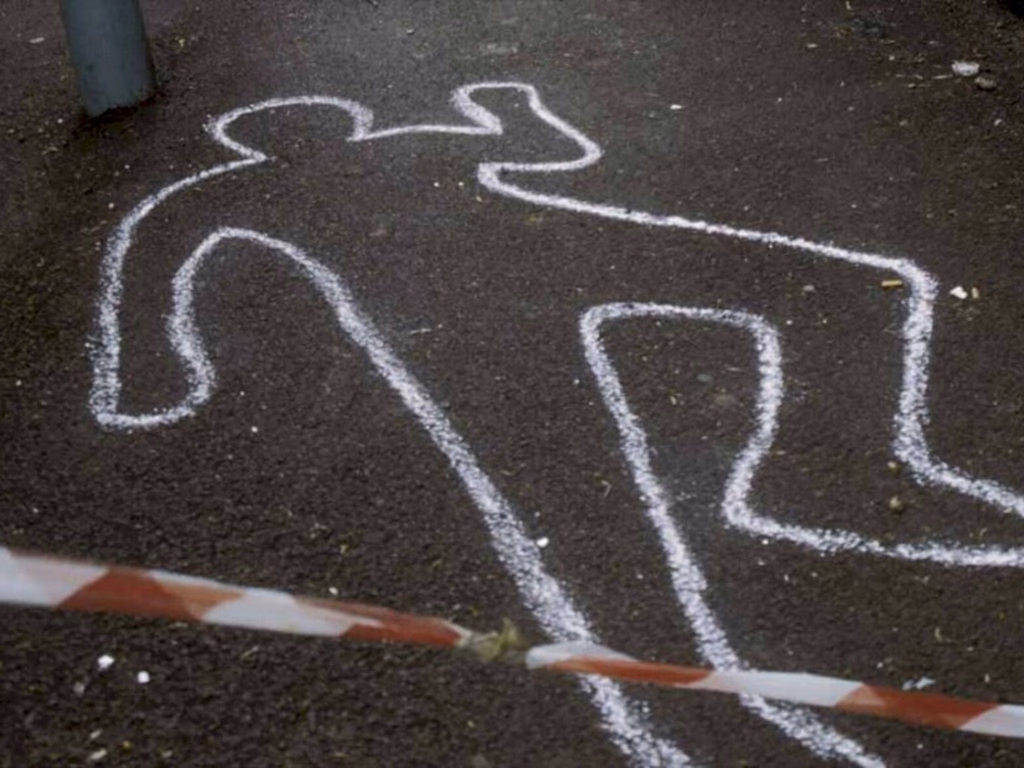 Homem é baleado na porta de casa