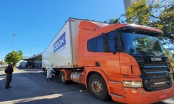 Veículos de carga que ingressam no país passam por sanitização