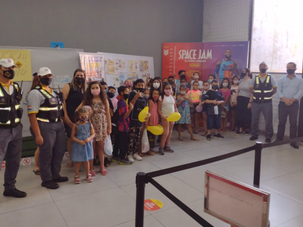 Aula de educação no trânsito levou estudantes ao cinema