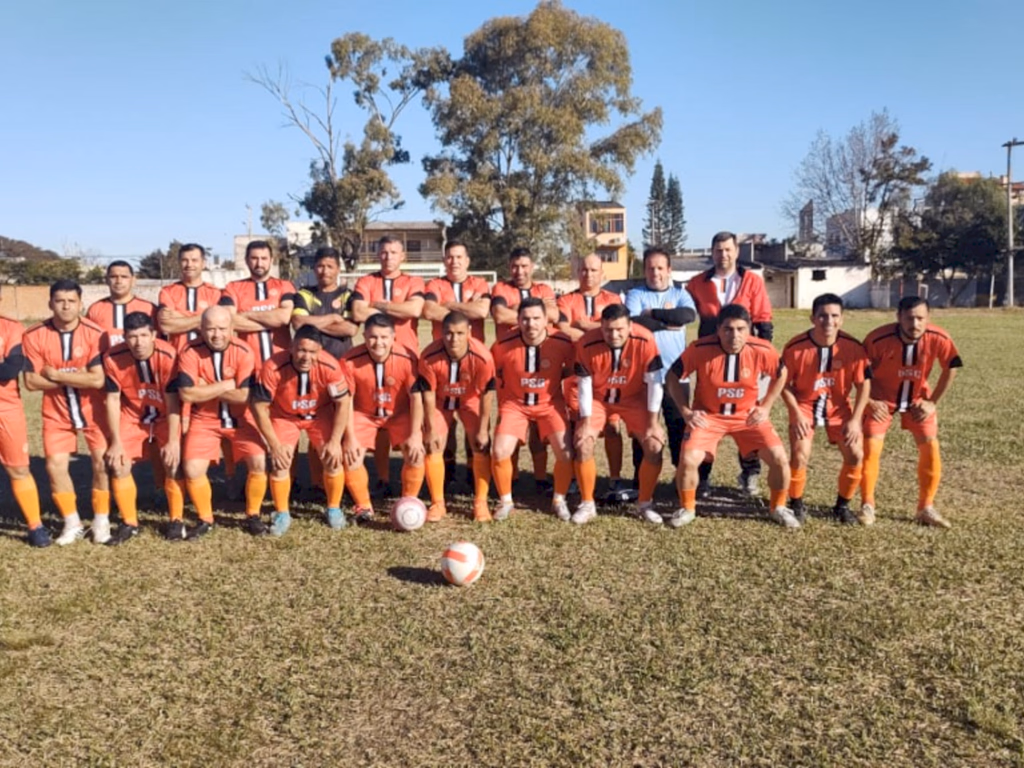 Camarões e Barcelona lideram campeonato