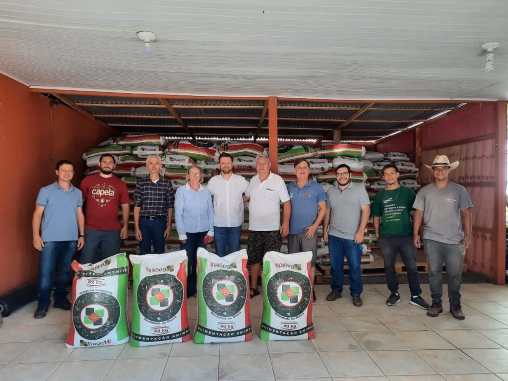 Prefeitura inicia doação de ração bovina a pequenas propriedades rurais
