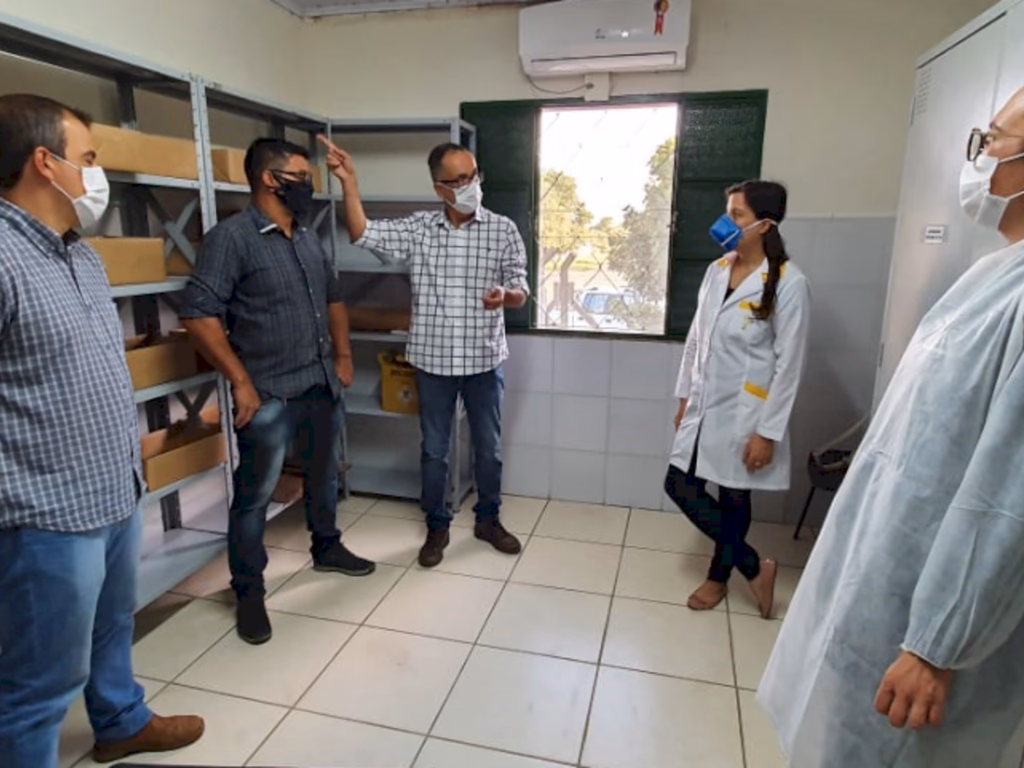 Legislativo acompanha implantação do projeto Farmácias nos Bairros