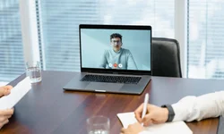 Réu foragido pode participar de audiência por videoconferência