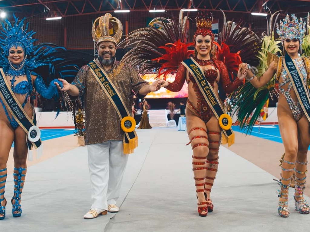 Três escolas de samba desfilam como convidadas