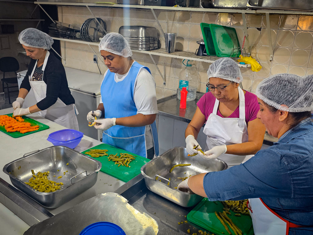 Restaurante popular reabre após quatro meses