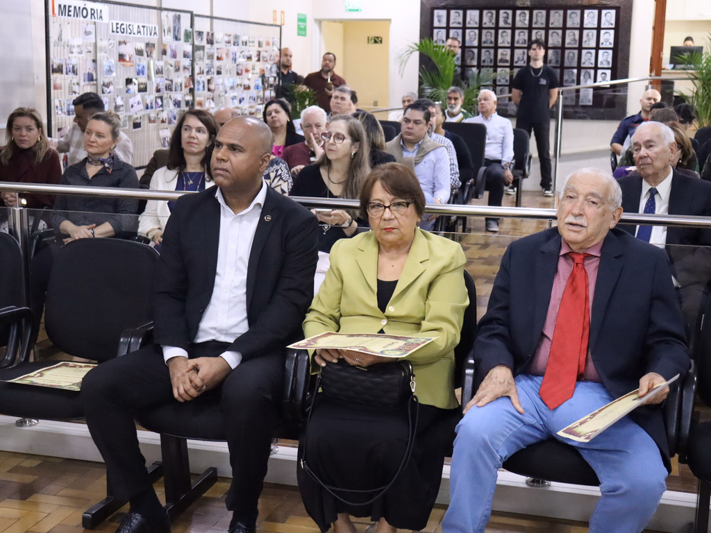 Aniversário da Câmara é celebrado com homenagens e memória