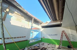 Após queda de estrutura, escola inicia retirada de forro e reorganiza turmas