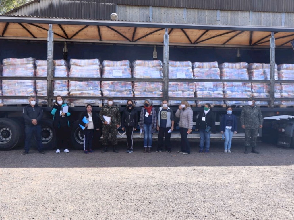 Escolas da 10ª CRE recebem mais kits de alimentação