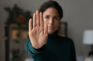 Justiça condena homem a 30 anos por tentativa de feminicídio