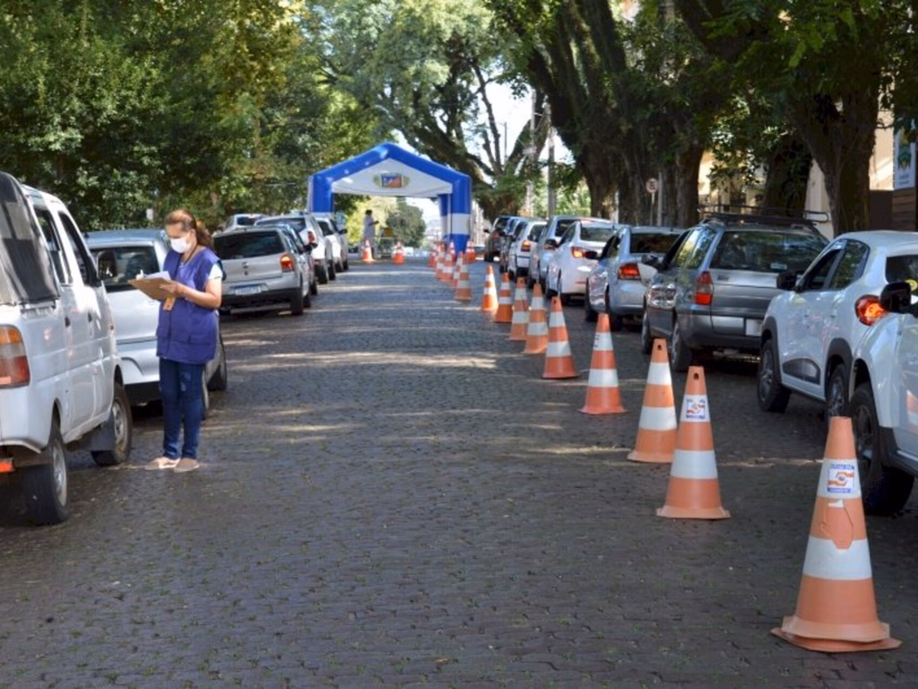 Secretaria aplicou mais de mil doses até o meio dia de sexta