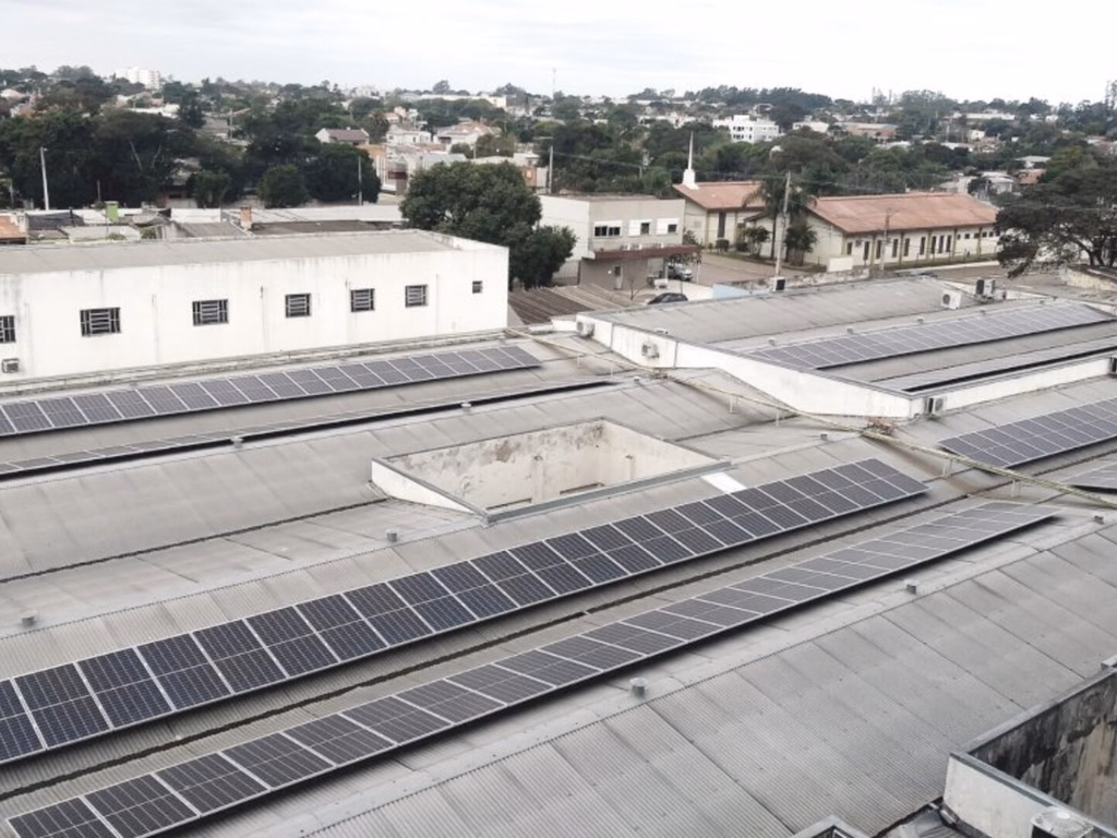 Sistema de geração de energia fotovoltaica entra em funcionamento