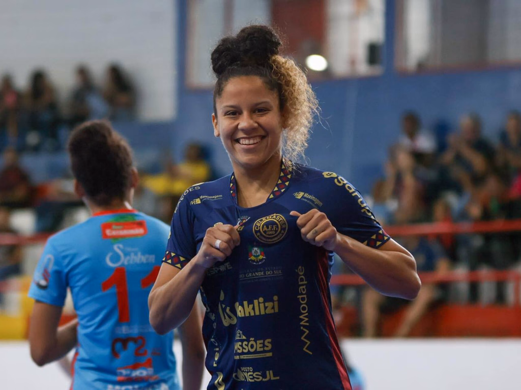 Celemaster carimba vaga na semi com goleada
