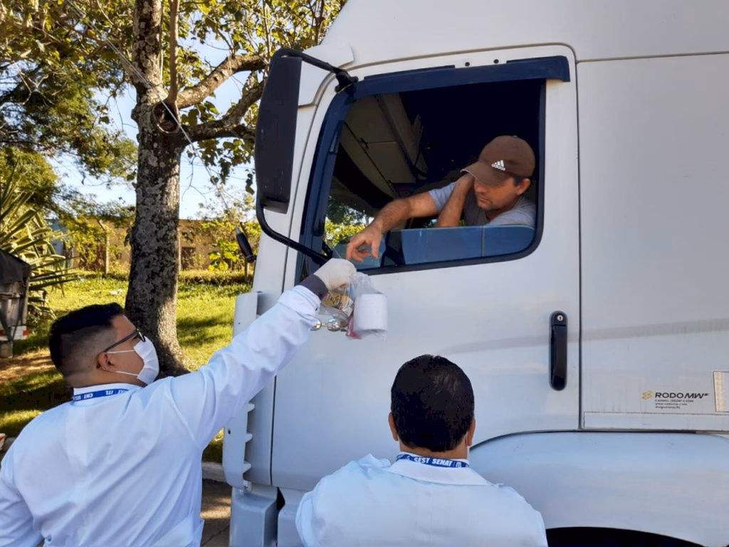 Caminhoneiros recebem kits de higiene e orientações de saúde