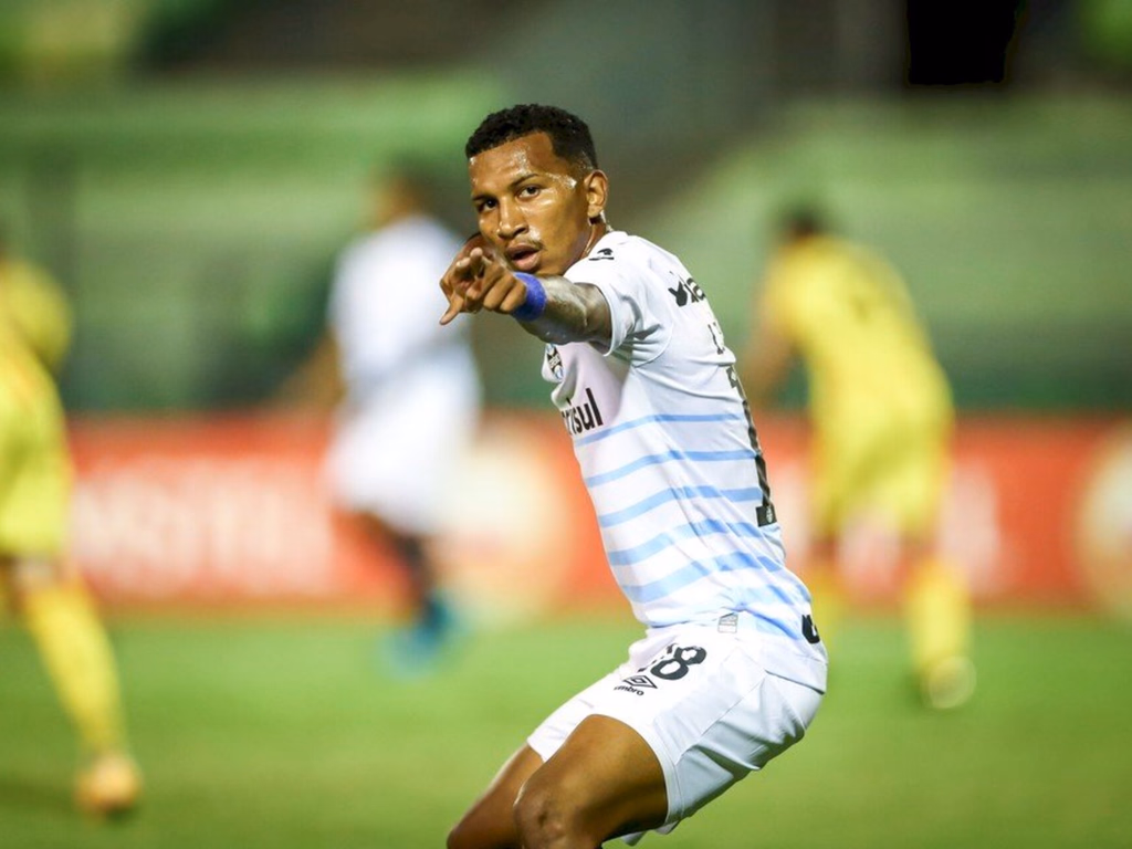 Fluminense avalia contratação de Léo Chú, do Grêmio
