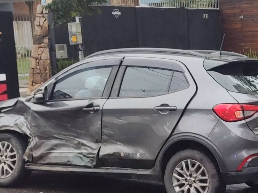 Colisão entre veículos é registrada no centro