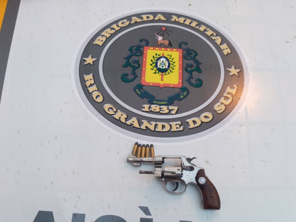 Jovem é presa por porte ilegal de arma de fogo
