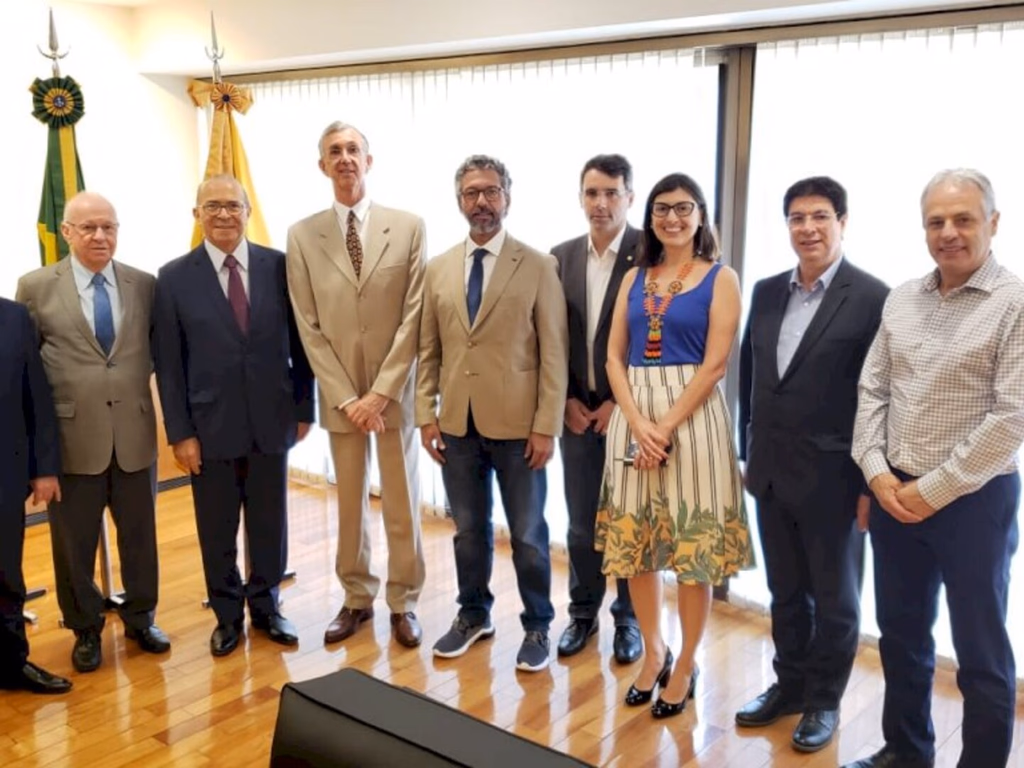 Free shops, gasoduto e aviação regional na pauta