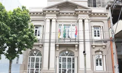 Dupla é presa vendendo pulseiras falsas na Avenida