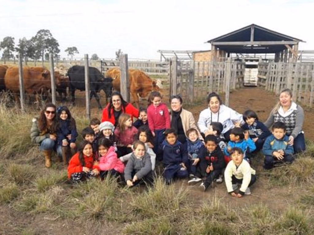 Alunos de educandário municipal visitam Colégio Agrícola