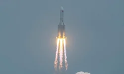 Foguete chinês fora de controle deve cair na Terra até sábado
