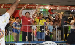 Público reunido no Carnaval Fora de Época de Uruguaiana