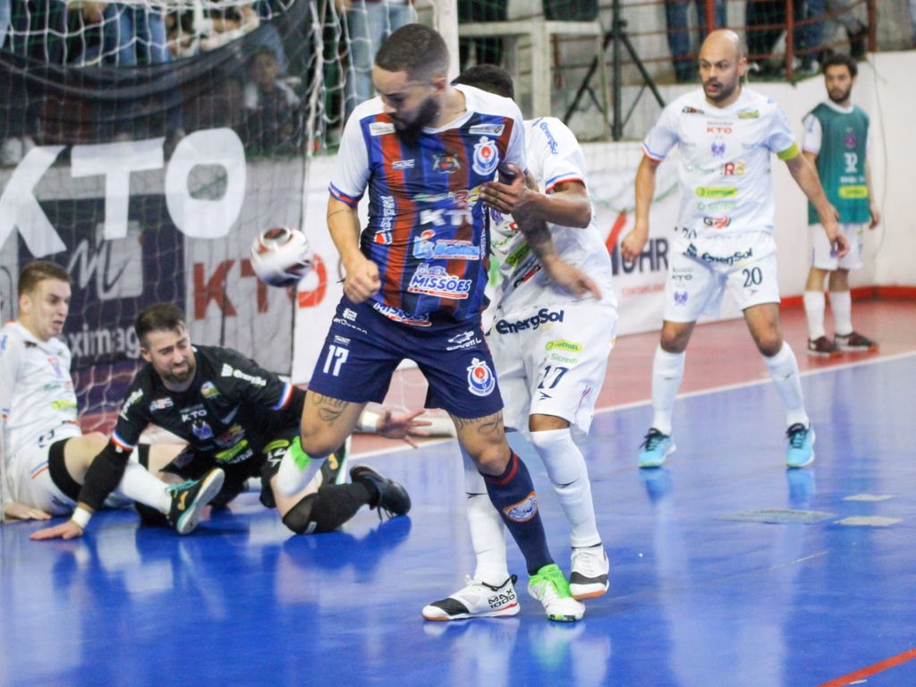 Duh Moura reestreia e dá show para o torcedor em empate da Uruguaianense