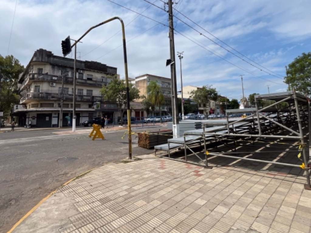 Montagem da estrutura do Carnaval fora de Época de Uruguaiana inicia