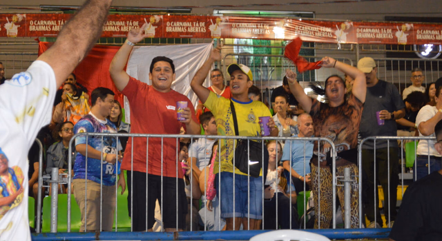 Público reunido no Carnaval Fora de Época de Uruguaiana