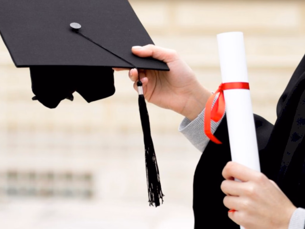 Concludentes de seis cursos colam grau em cerimônia virtual