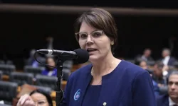 AL homenageia ex-governador Olívio Dutra