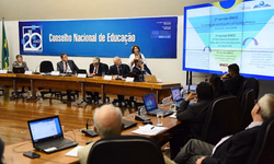 Capes lança campanha de alerta sobre oferta irregular de cursos