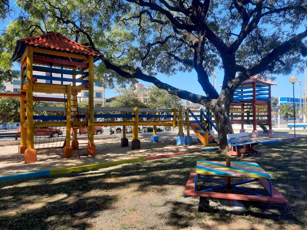 Prefeitura entregou doze praças reformadas