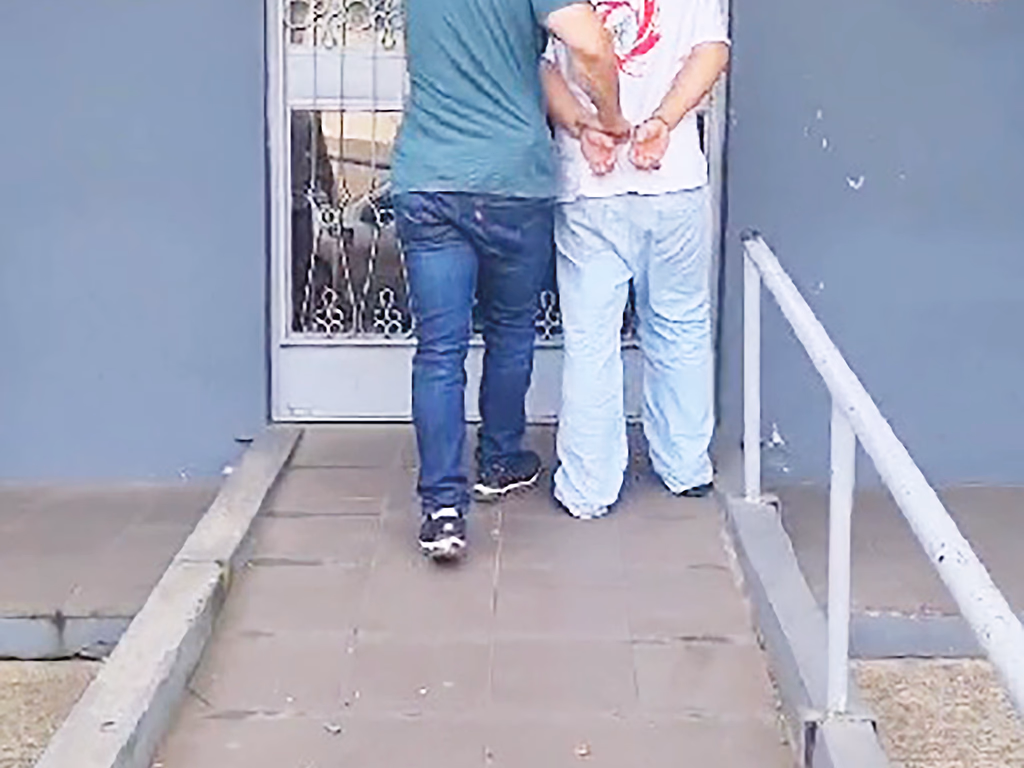 Homem é flagrado entregando drogas na Anita