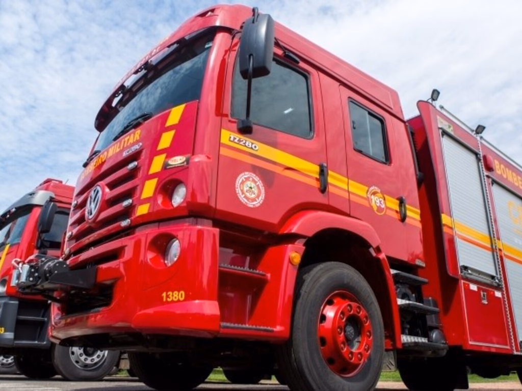 Bombeiros controlam incêndio em viatura da Brigada Militar