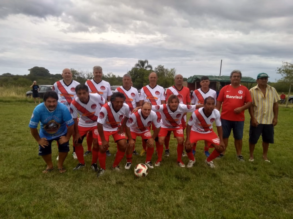 Barcelona lidera com quinta vitória seguida