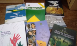 Sistema de Bibliotecas Públicas entrega kits de livros para instituições