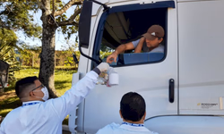 Caminhoneiros recebem kits de higiene e orientações de saúde
