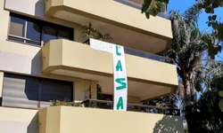 População faz fila para entrar na Caixa