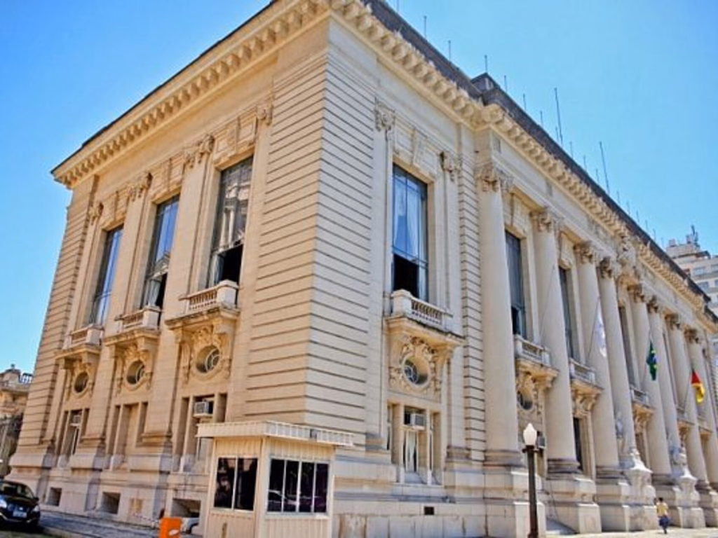 Estado ajuíza ação contra aumento de juízes, promotores e defensores