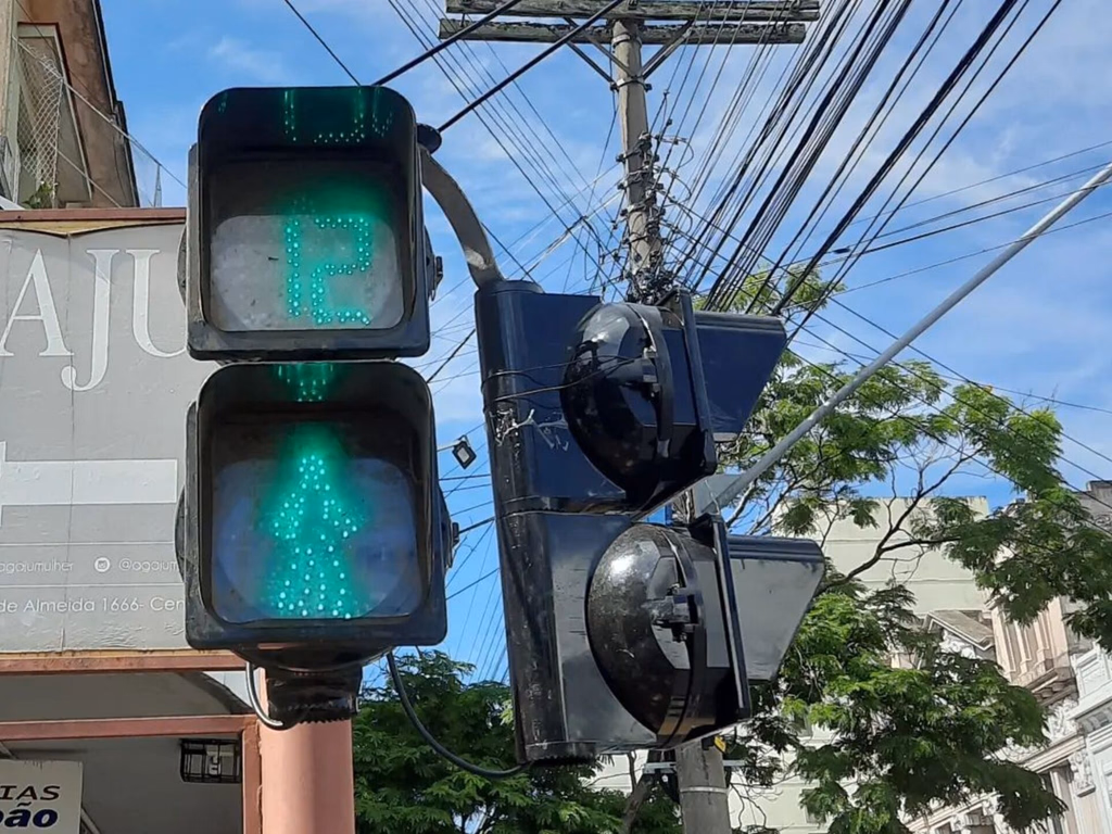 Sestra conclui primeira etapa de colocação de semáforos com temporizadores