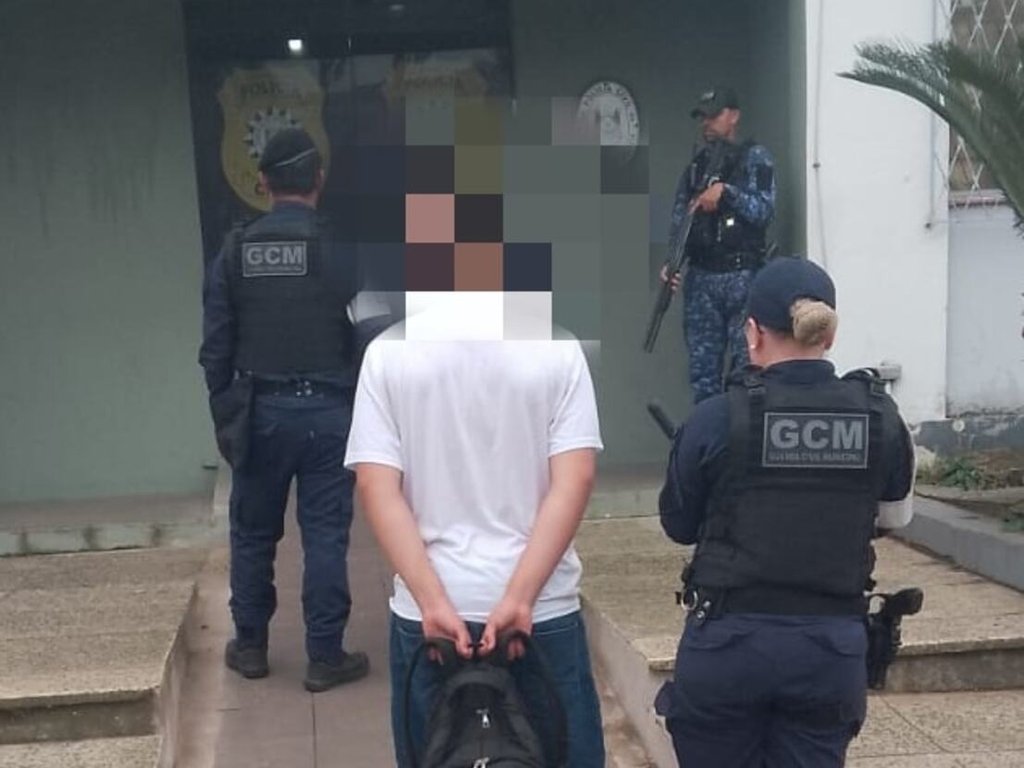 Adolescente é apreendido com maconha em escola