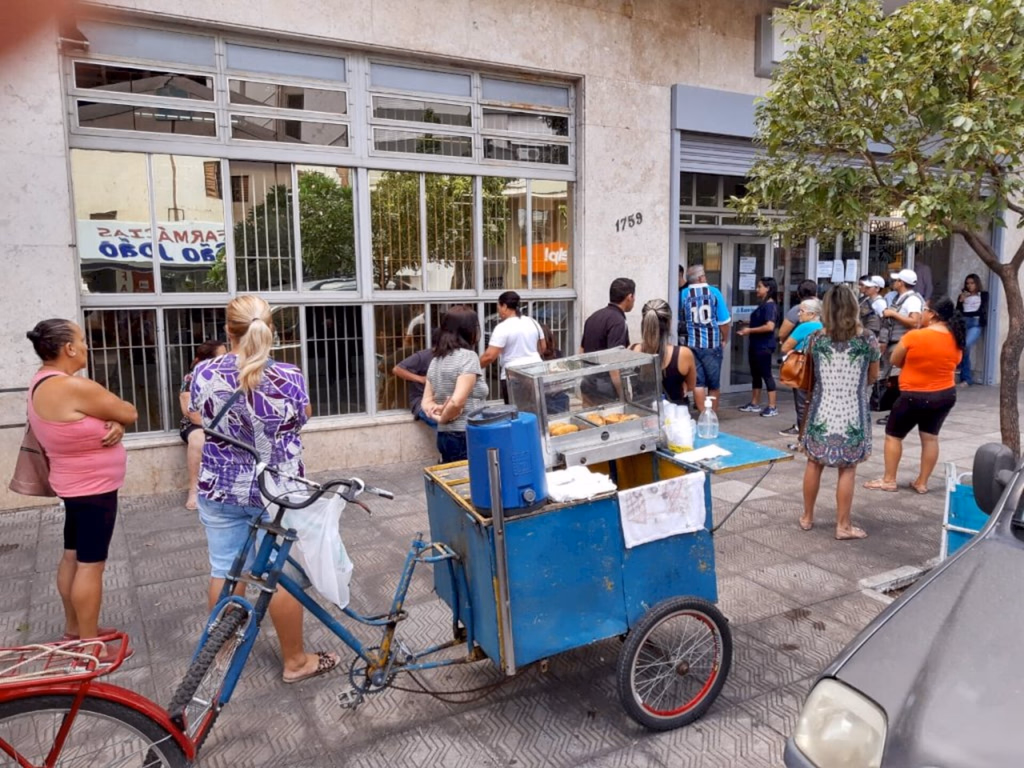 Aglomerações são registradas em filas para entrar em bancos