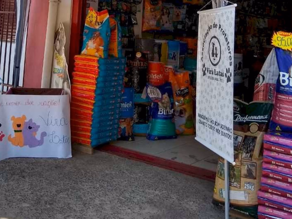 Protetores arrecadam ração na rua General Hipólito
