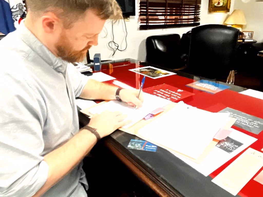 Prefeito Ronnie assina edital Paulo Gustavo